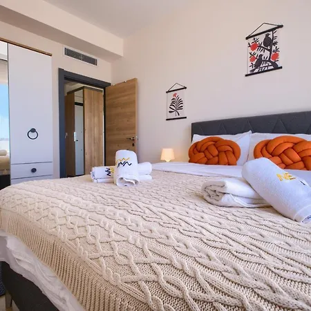 1207 By Newinn Apartment